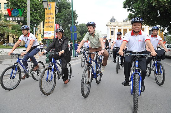 Cùng đạp xe với Thái tử Đan Mạch có Thứ trưởng Bộ Tài nguyên - Môi trường Trần Hồng Hà và 100 bạn trẻ ở Hà Nội nhằm gửi đi thông điệp: "Hãy cùng nhau chủ động giải quyết vấn đề Biến đổi khí hậu và bảo vệ môi trường".